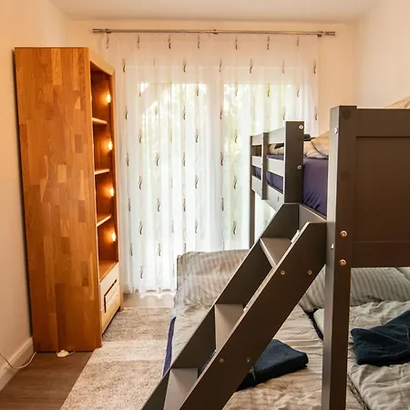 Kroeslin Apartments شقة