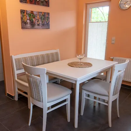 Kroeslin Apartments شقة