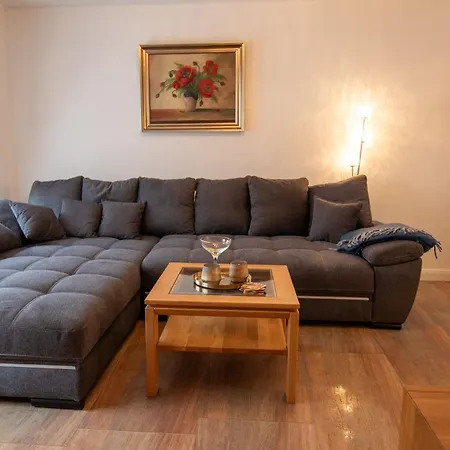 Kroeslin Apartments شقة *